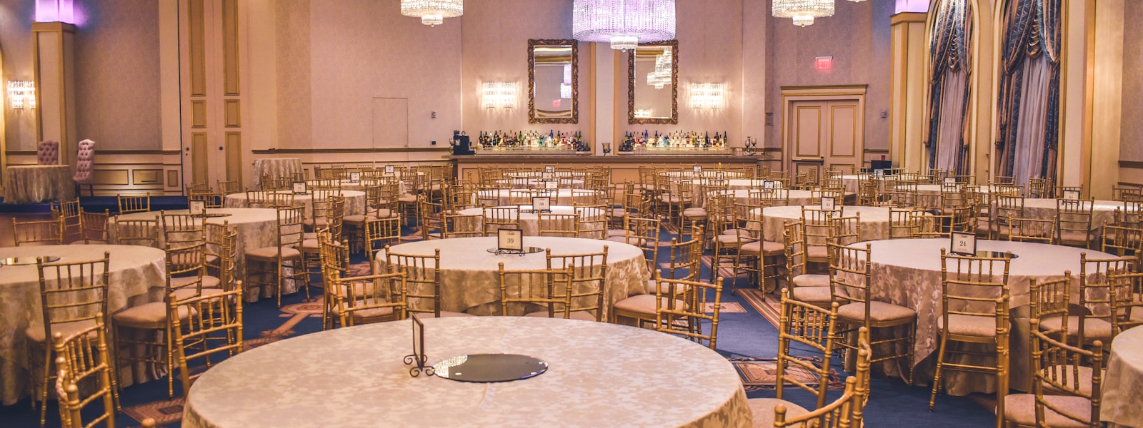 重厚な調度品が並ぶ邸宅の応接間