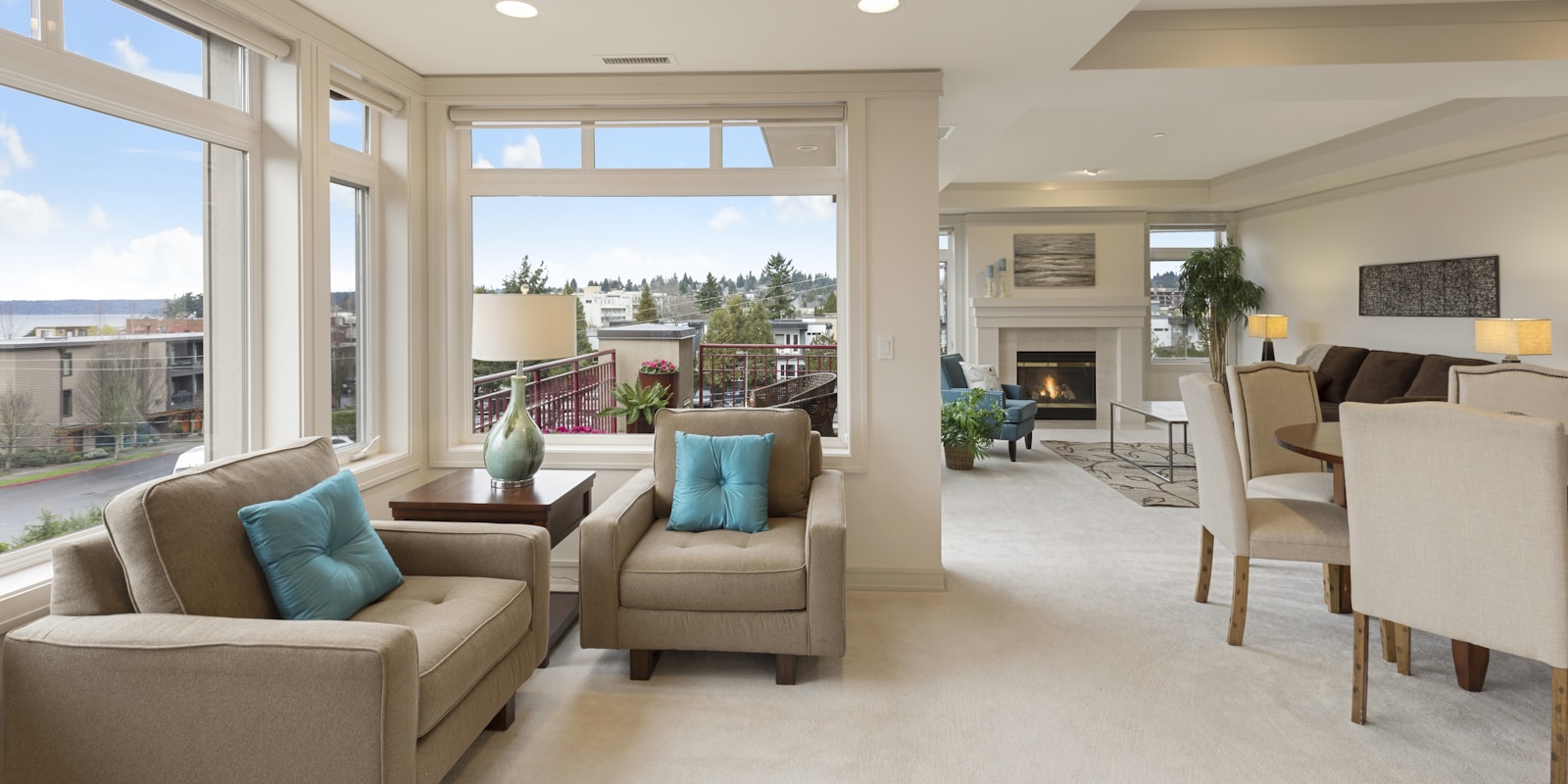 レザーソファと暖炉、調度品が並ぶ邸宅の応接間