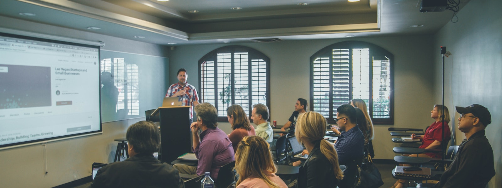 静謐な応接間の書き物机と便箋