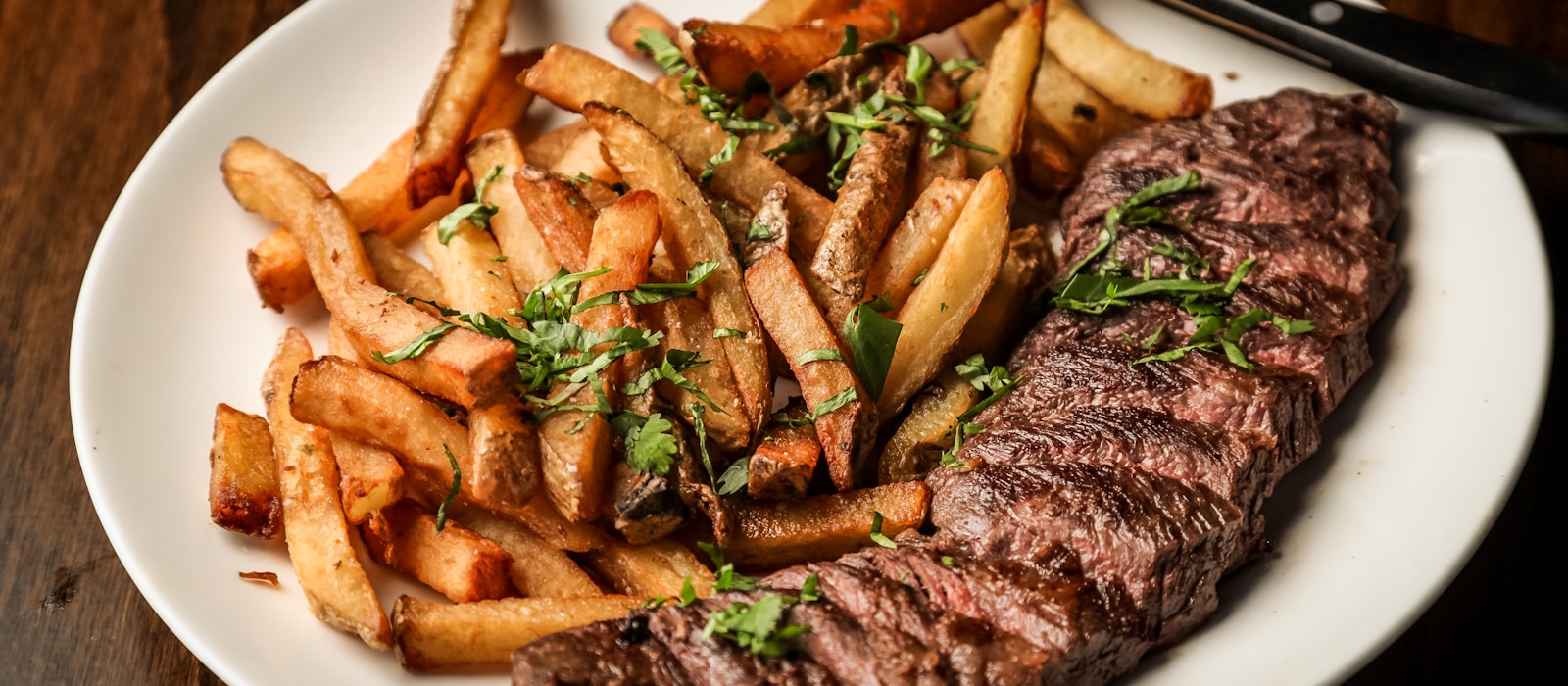 夜の邸宅のレザーソファとキャンドルの灯り