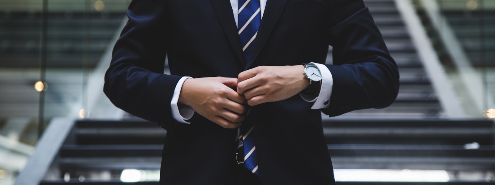 夜のホテルラウンジで開かれた新聞と真鍮のランプ