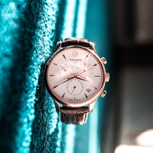 腕時計を嵌めた男性の手元のディテール