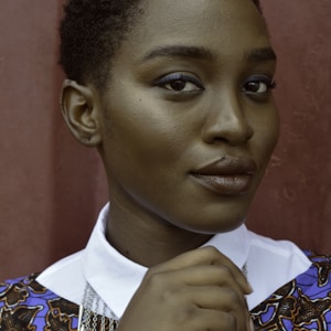 イヤリングが揺れる女性の横顔のシルエット